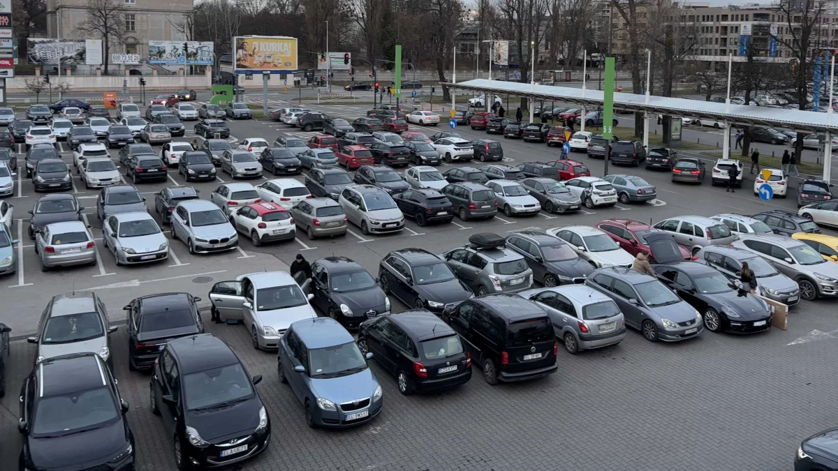 Szturm kierowców na galerie handlowe. Trwa niedziela handlowa. Policja wydała ważny apel - Zdjęcie główne