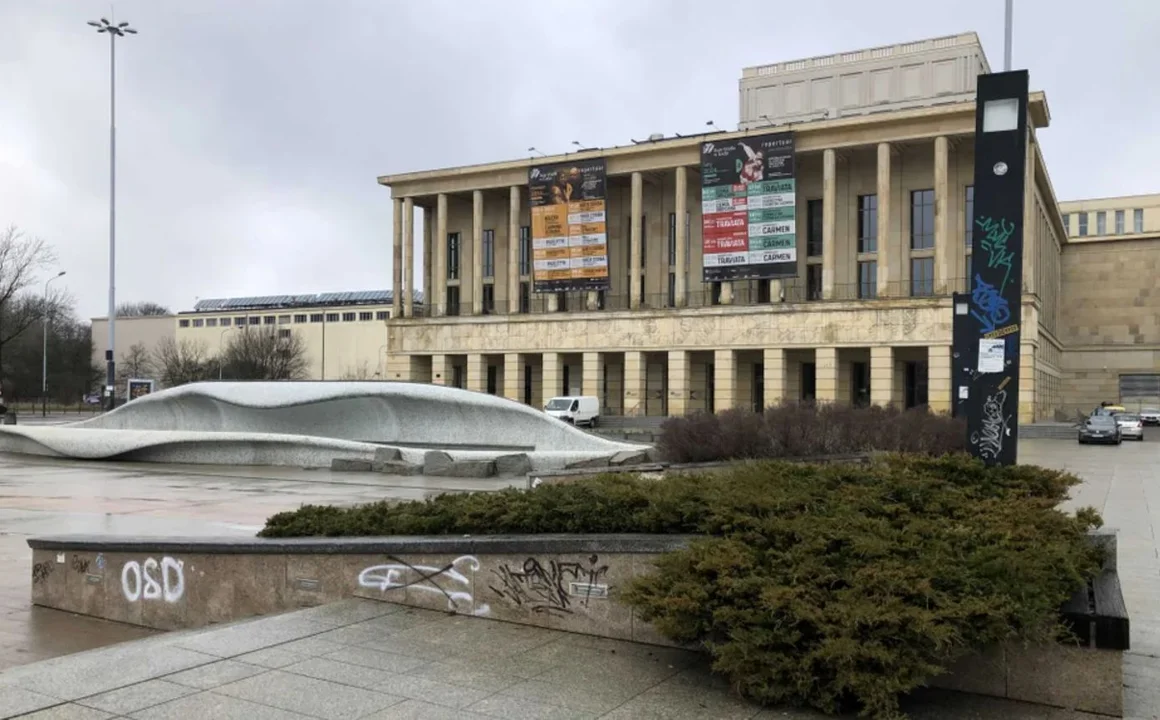 Policja, straż i pogotowie w Teatrze Wielkim w Łodzi. Co się stało? - Zdjęcie główne