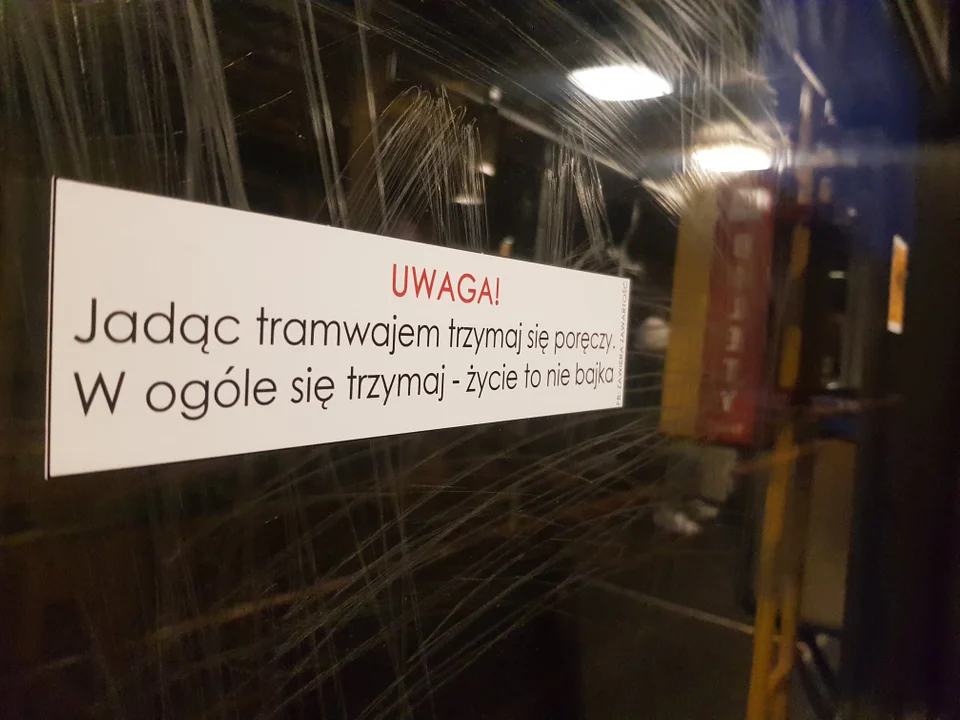 Wlepki pojawiają się w pojazdach komunikacji miejskiej w Łodzi