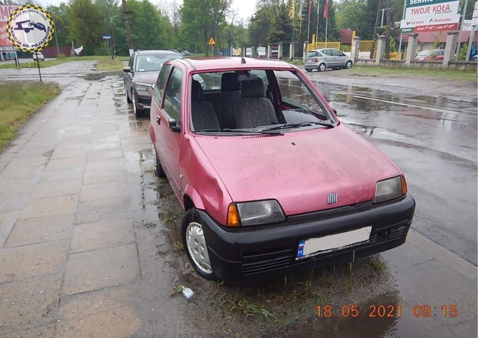 Auta Łódź. Wraki na łódzkich ulicach. Niektóre „perełki”wyglądają, jakby niszczały kilkanaście lat (fot. EKO Patrol Straży Miejskiej w Łodzi)