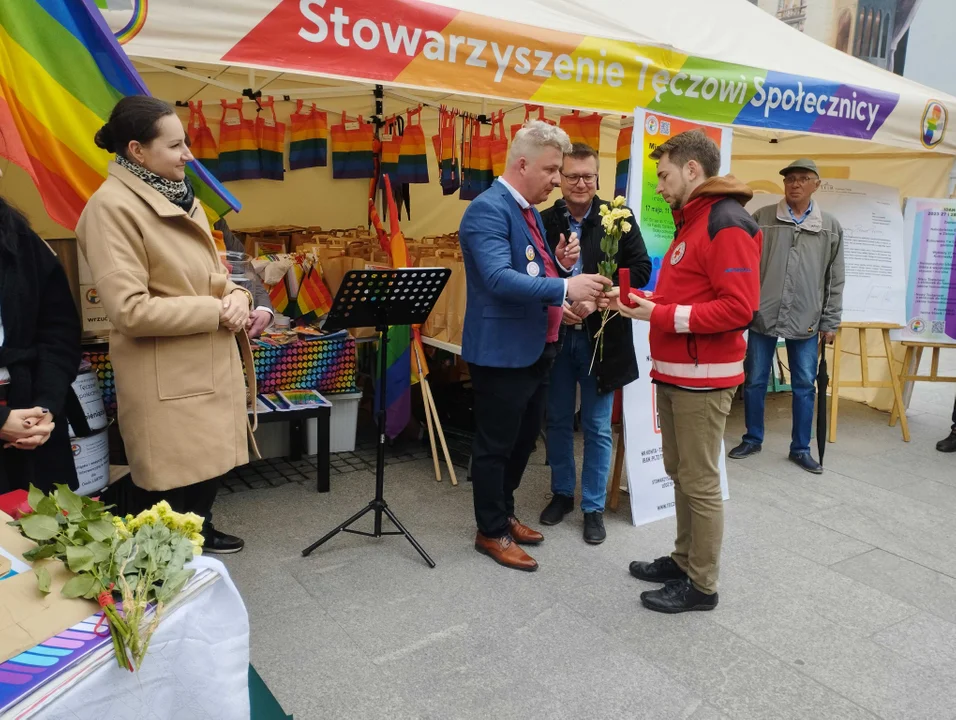 Tęczowa manifestacja w pasażu Schillera. "Bądź człowiekiem - weź nie hejtuj" - Zdjęcie główne