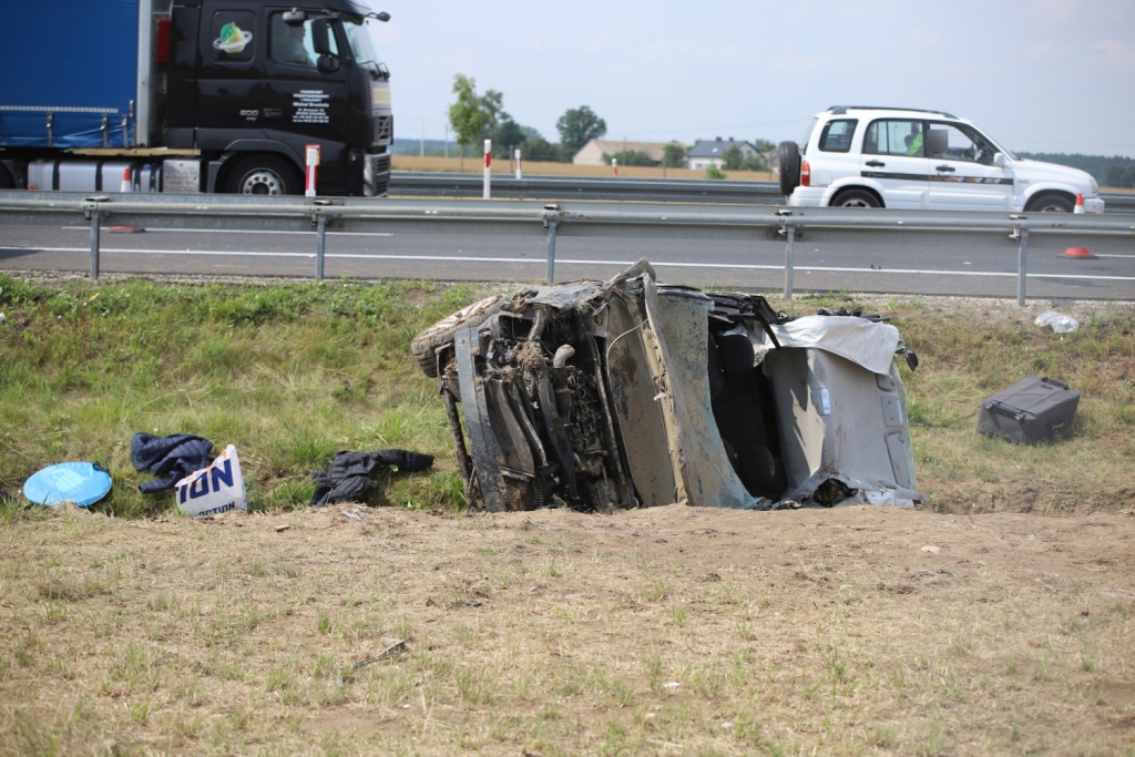 Wypadek Łódzkie. Do groźnego wypadku samochodowego doszło na autostradzie A1, na wysokości miejscowości Wieszczyce (fot. bnp) |wiadomości łódzkie | Łódź | TuŁódź