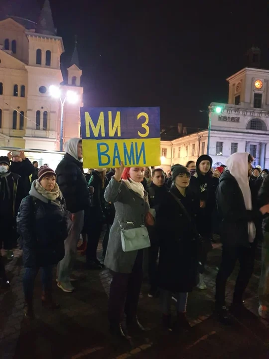 Tłum łodzian solidaryzuje się z Ukrainą