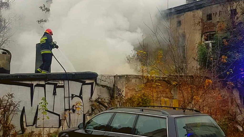 Mogło dojść do tragedii. Strażak ochotnik gasił pożar, gdy zaczął zawalać się dach. Uratował go policjant - Zdjęcie główne