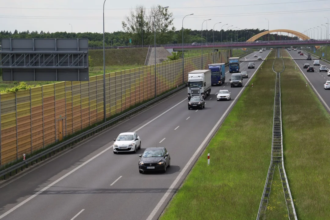 Chciał przejechać autostradę bez płacenia. Zmienił nawet tablicę. Pożałował! - Zdjęcie główne