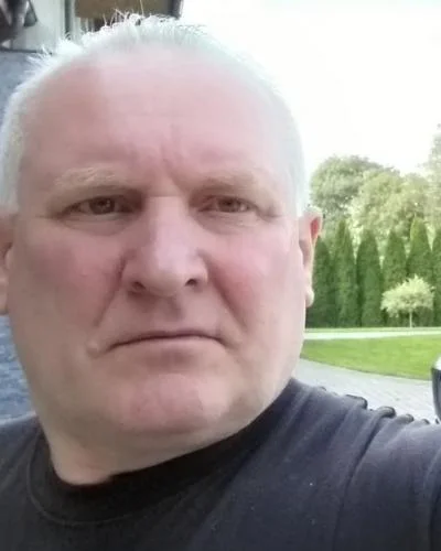 JAWOREK Jacek Piotr, Polska. Data urodzenia: 21.05.1969. Mężczyzna jest podejrzany o zabójstwo trzech osób. W nocy z 9 na 10 lipca 2021 r. zabił brata, bratową oraz ich syna. Użył do tego broni palnej. Za pomoc w ujęciu Jaworka wyznaczono nagrodę w wysokości 4300 euro.
