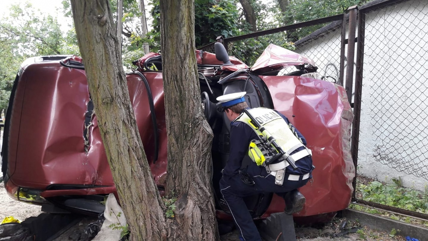 Groźny wypadek na ul. Podgórnej. Auto wbite między drzewo i płot [AKTUALIZACJA] - Zdjęcie główne