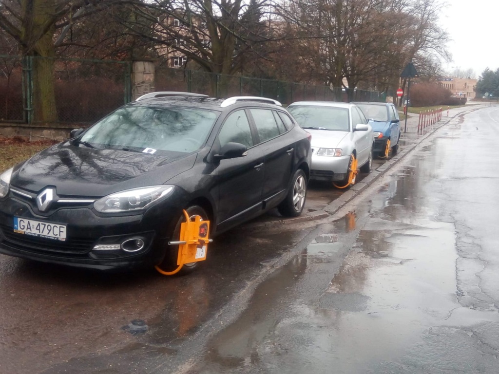 Źle zaparkowane auta w rejonie szpitala Matki Polki. Efekt? Blokady na kołach i wnioski o ukaranie kierowców - Zdjęcie główne