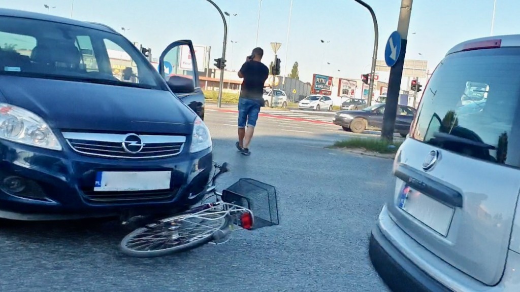 Poważna kolizja i utrudnienia na al. Jana Pawła II  - Zdjęcie główne