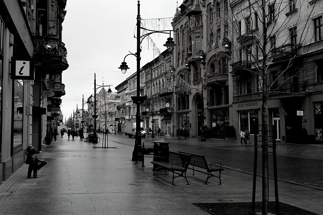 Zaatakowali bezbronnego człowieka na Piotrkowskiej w Łodzi. Czy trafią do więzienia? - Zdjęcie główne