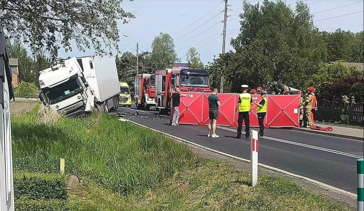 Łódzkie. 46-letni Kierowca rozbił się o ciężarówkę. Prokuratura bada zdarzenie - Zdjęcie główne