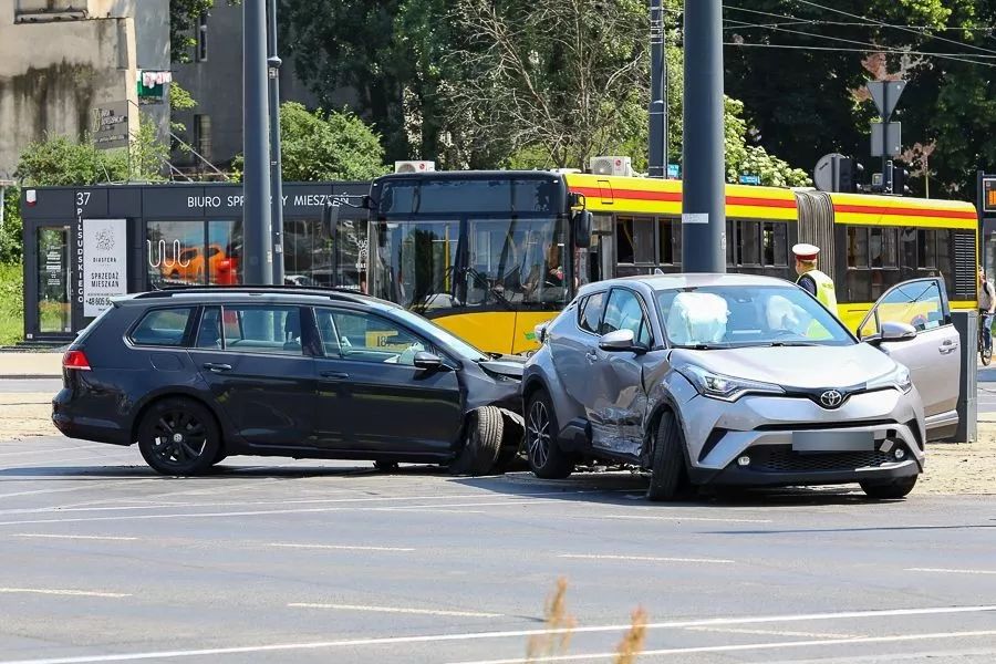 Wypadek w centrum Łodzi! Skrzyżowanie Piłsudskiego - Kilińskiego zakorkowane [zdjęcia] - Zdjęcie główne