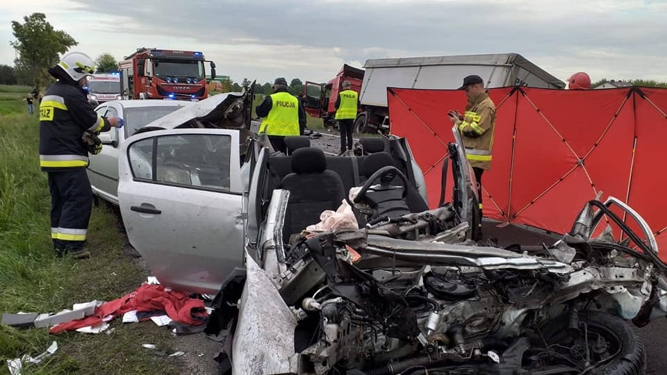 Śmiertelny wypadek w Łódzkiem. Droga krajowa nr 74 zablokowana, wyznaczono objazdy - Zdjęcie główne