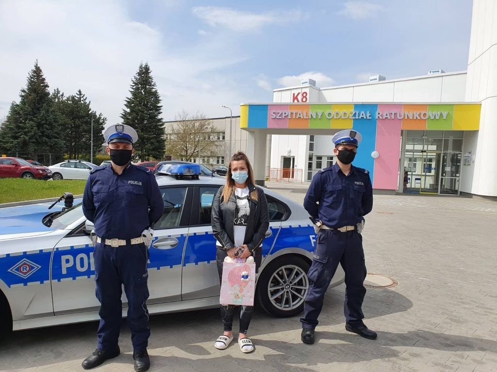 Łódź. Policjanci o złotych sercach! Uratowali życie 2-miesięcznej dziewczynki - Zdjęcie główne