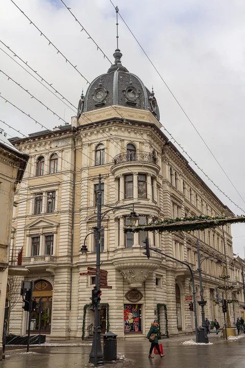 Ulica Piotrkowska w Łodzi to najdłuższy deptak w Polsce i jedna z najdłuższych ulic handlowych w Europie. Zobacz, jak się zmieniła
