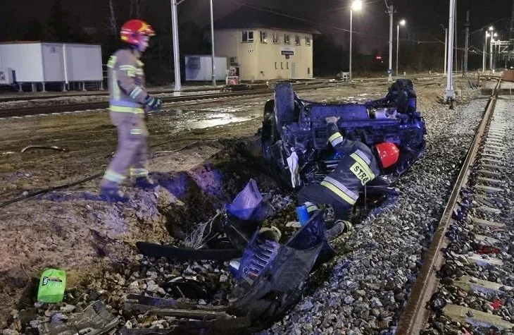 Mieszkaniec Łodzi dachował w Walentynki na torach! Był kompletnie pijany [zdjęcia] - Zdjęcie główne