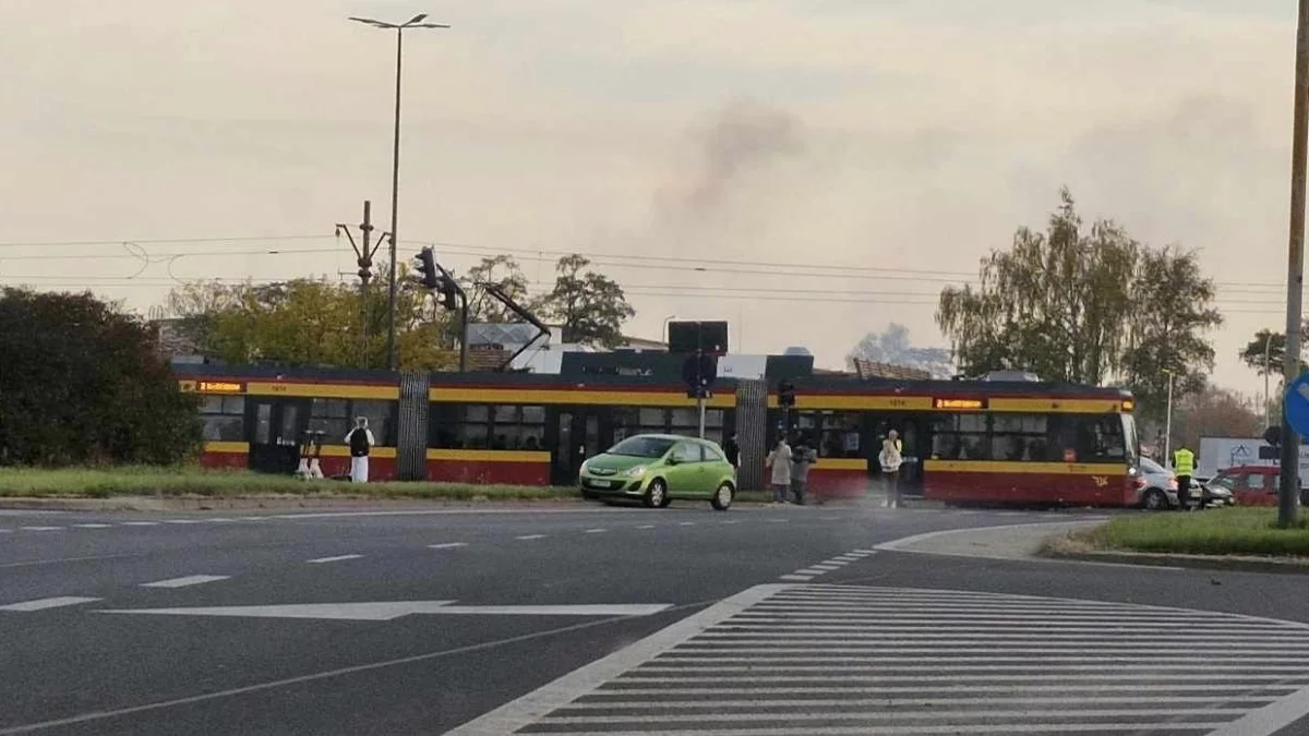 Utrudnienia na Aleksandrowskiej. Tramwaj zderzył się z samochodem - Zdjęcie główne