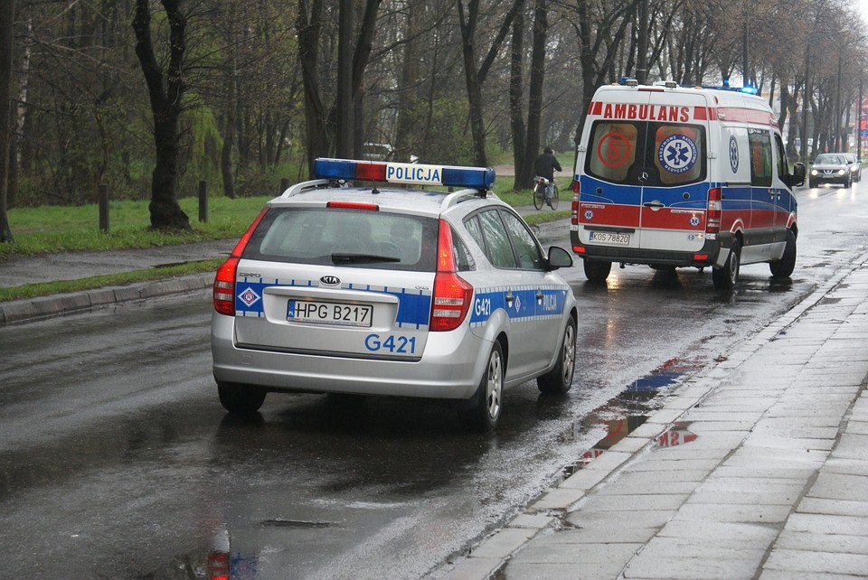 W bloku na Widzewie znaleziono nieprzytomną kobietę. Trafiła do szpitala - Zdjęcie główne