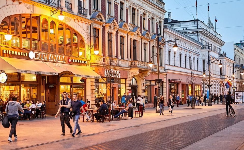 Ulica Piotrkowska w Łodzi budzi się z pandemicznego snu. Będą nowe lokale i kilkadziesiąt ogródków! - Zdjęcie główne