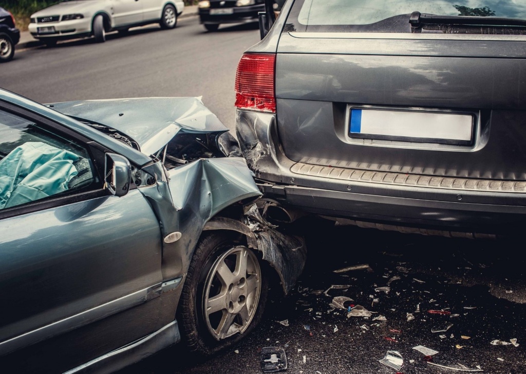 Wypadek Łódź. Stłuczki na drogach w Łodzi w deszczowy poranek - Zdjęcie główne