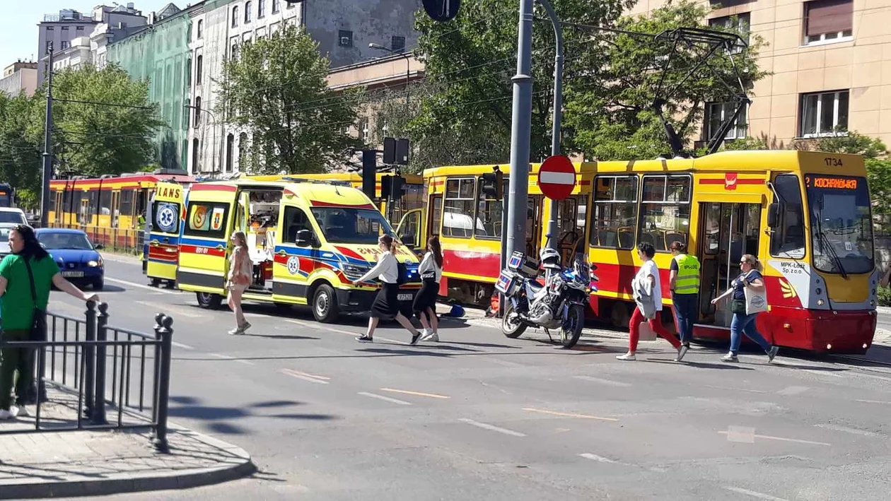 Akcja służb ratunkowych na ważnym skrzyżowaniu. Tramwaje stanęły [ZDJĘCIA] - Zdjęcie główne