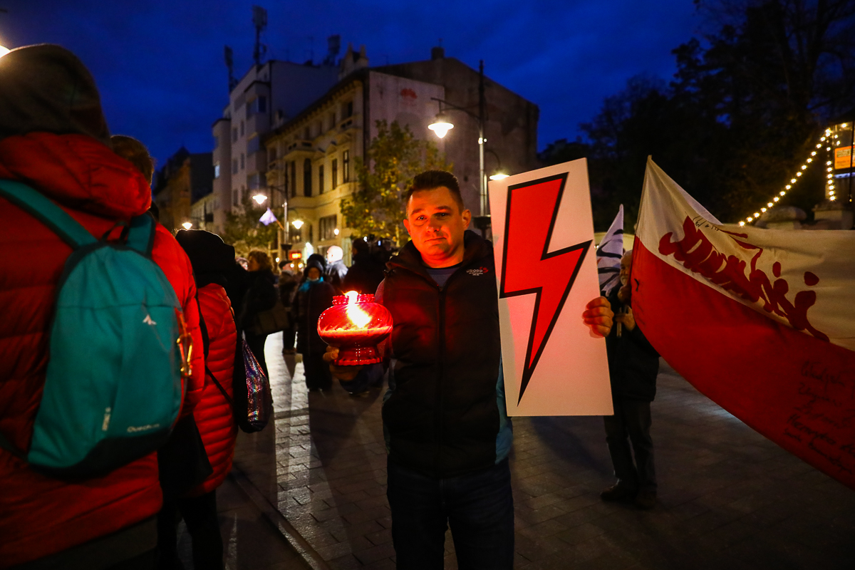 Pikieta pod siedzibą PiS na Piotrkowskiej w Łodzi