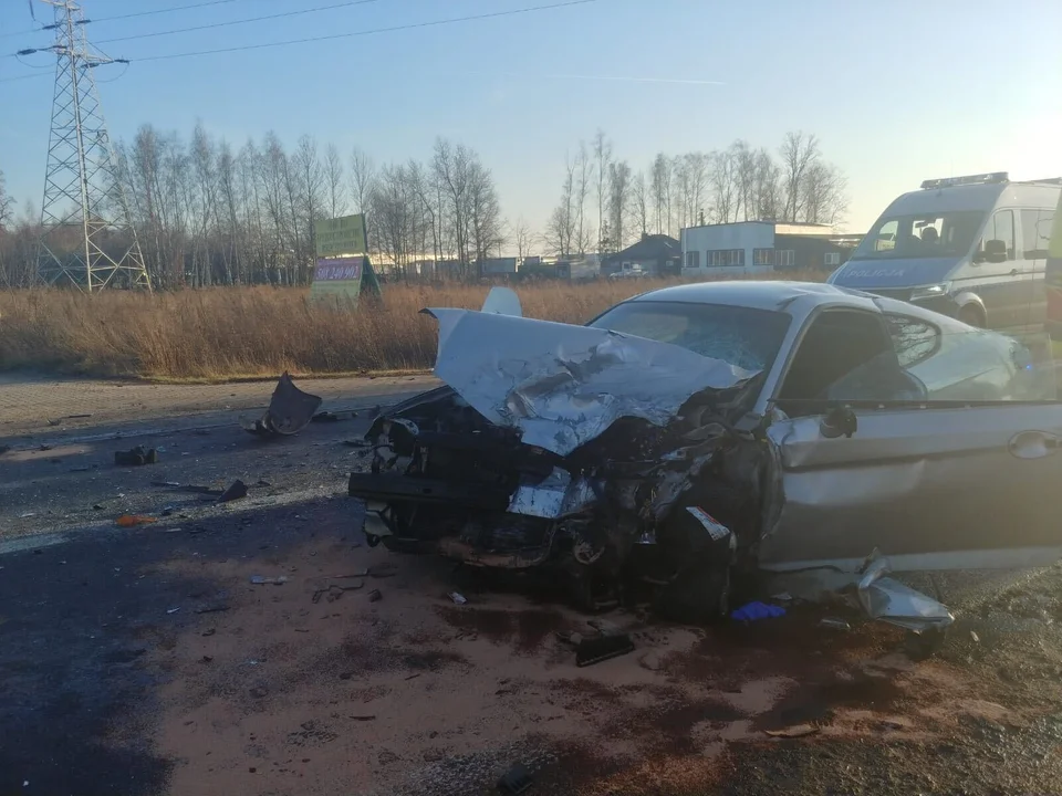 Niebezpieczny wypadek pod Łodzią. Roztrzaskane samochody i autobus blokują ruch - Zdjęcie główne