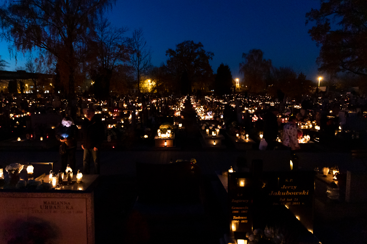 Łódzkie cmentarze nocą prezentują się niebywale. Taka atmosfera sprzyja refleksjom