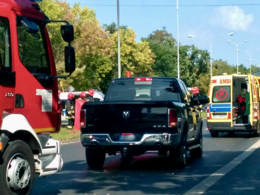 Poważny wypadek z udziałem motocyklisty na al. Palki w Łodzi (fot. Czytelnik)