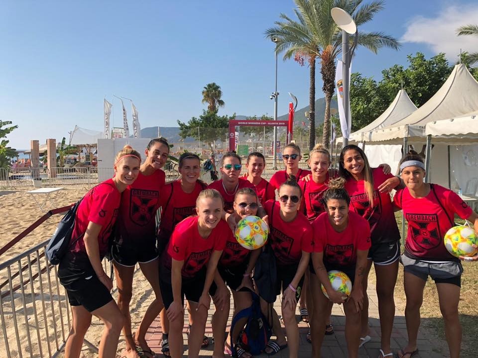 BEACH SOCCER: Startuje historyczny turniej. Lady Grembach powalczy w Alanyi [WYWIAD WIDEO] - Zdjęcie główne