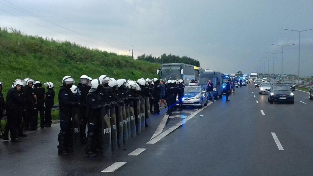 Policjanci z Łodzi zapobiegli „ustawce” pseudokibiców Legii Warszawa i Dinama Zagrzeb [zdjęcia]  - Zdjęcie główne