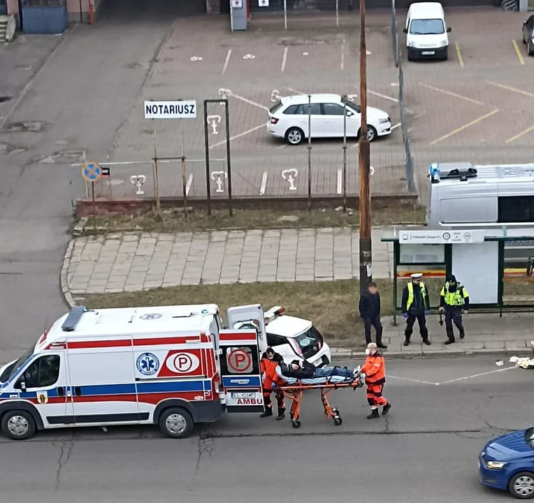 Policja i pogotowie na Wróblewskiego. Nietrzeźwy pasażer...nie trafił w drzwi - Zdjęcie główne