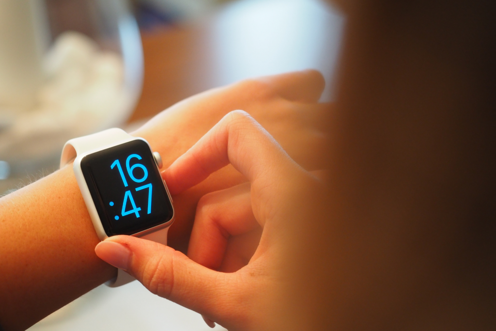 Zegarek (ostatnio często również elektroniczny) to komunijny klasyk (fot. Canva) |wiadomości łódzkie | Łódź | TuŁódź