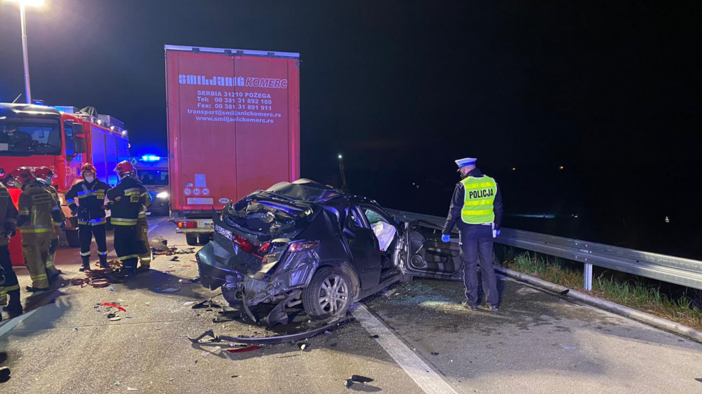 Dostawczy samochód wepchnął hondę pod poprzedzającego ją TIR-a. Tragiczny wypadek na A1  - Zdjęcie główne