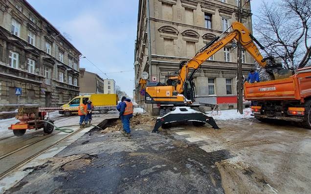 W dalszym ciągu trwa usuwanie skutków awarii wodociągowej przy ul. Franciszkańskiej w Łodzi. Na jakim etapie są prace? - Zdjęcie główne