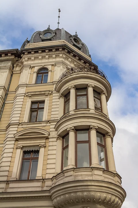 Ulica Piotrkowska w Łodzi to najdłuższy deptak w Polsce i jedna z najdłuższych ulic handlowych w Europie. Zobacz, jak się zmieniła