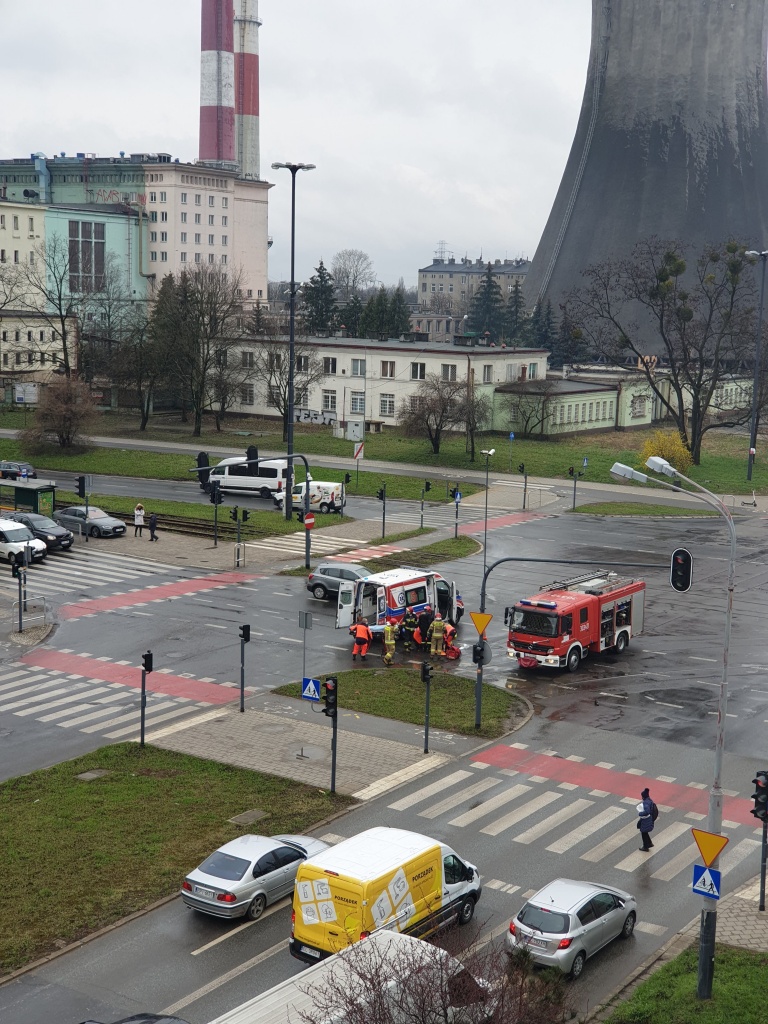 Wypadek w Łodzi na skrzyżowaniu Wróblewskiego z Politechniki (fot. dzięki uprzejmości czytelnika)