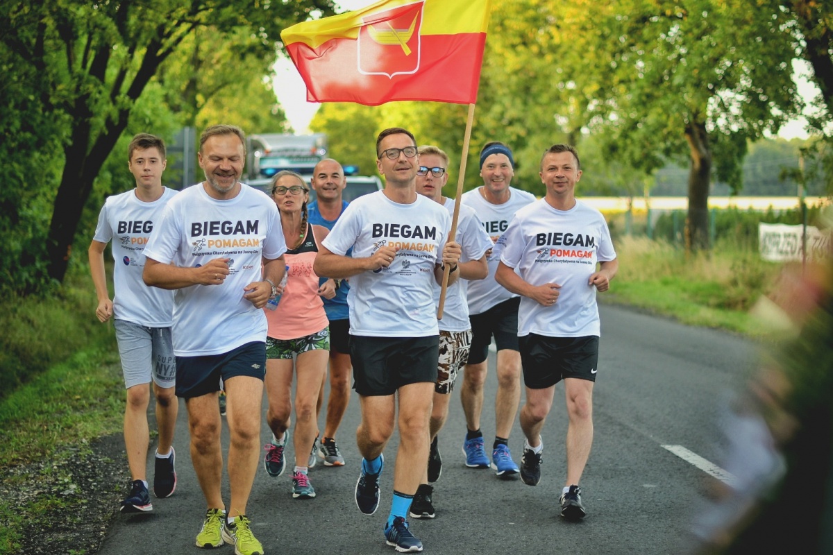 Biegam Pomagam. 50 osób pobiegło z Łodzi do Częstochowy - Zdjęcie główne