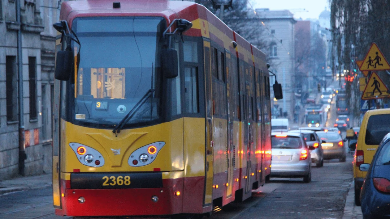 Korek po horyzont, tramwaj za tramwajem i autobusy jeden za drugim, a potem długo nic. Jak to jest być pasażerem komunikacji miejskiej w Łodzi? - Zdjęcie główne