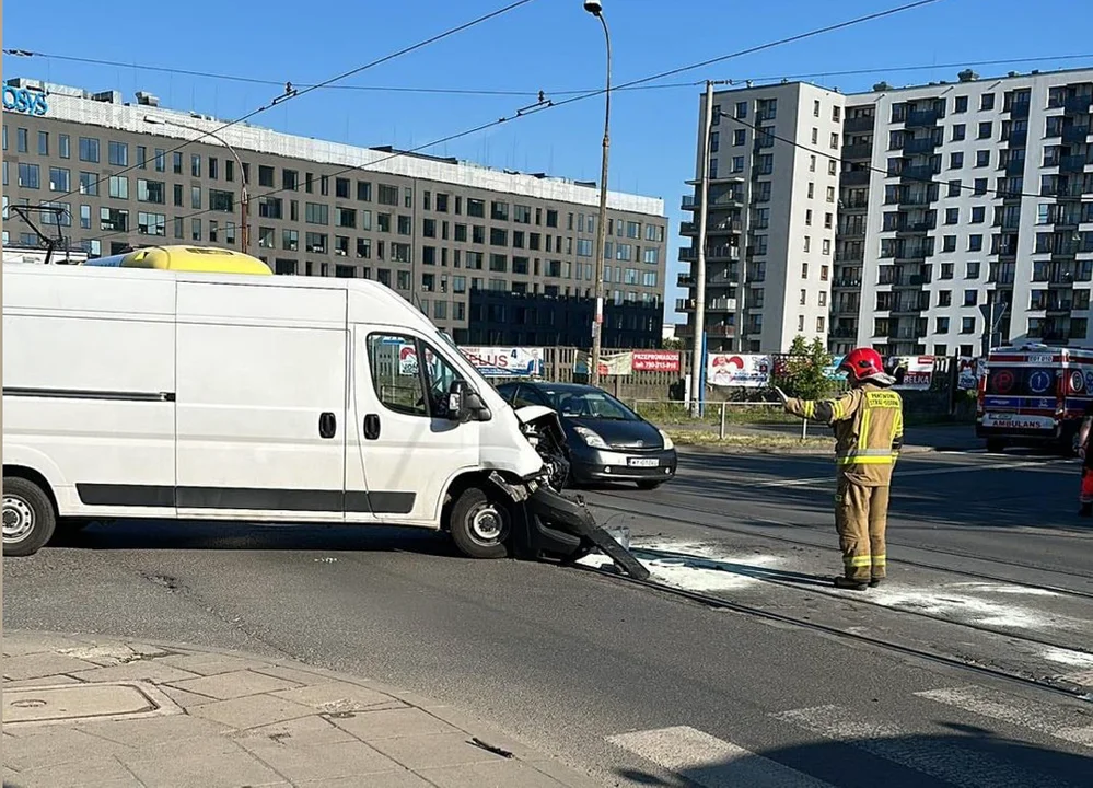 Łódź. Zablokowany ruch na ul. Pomorskiej. Blokada na rondzie Solidarności - Zdjęcie główne