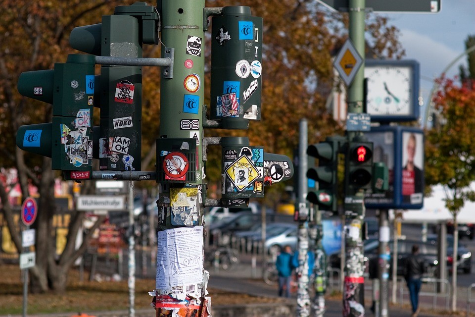 Uwaga! W Pabianicach możesz znaleźć wlepkę z żyletką w środku - Zdjęcie główne