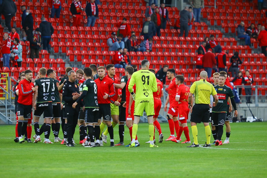 Zamieszanie po ostatnim gwizdku w meczu Widzew Łódź - GKS Tychy (Fot. Michał Pietrzak/TuŁódź.pl)