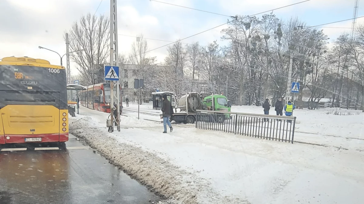 Zatrzymanie tramwajów MPK Łódź. Na torowisku utknął nietypowy pojazd - Zdjęcie główne