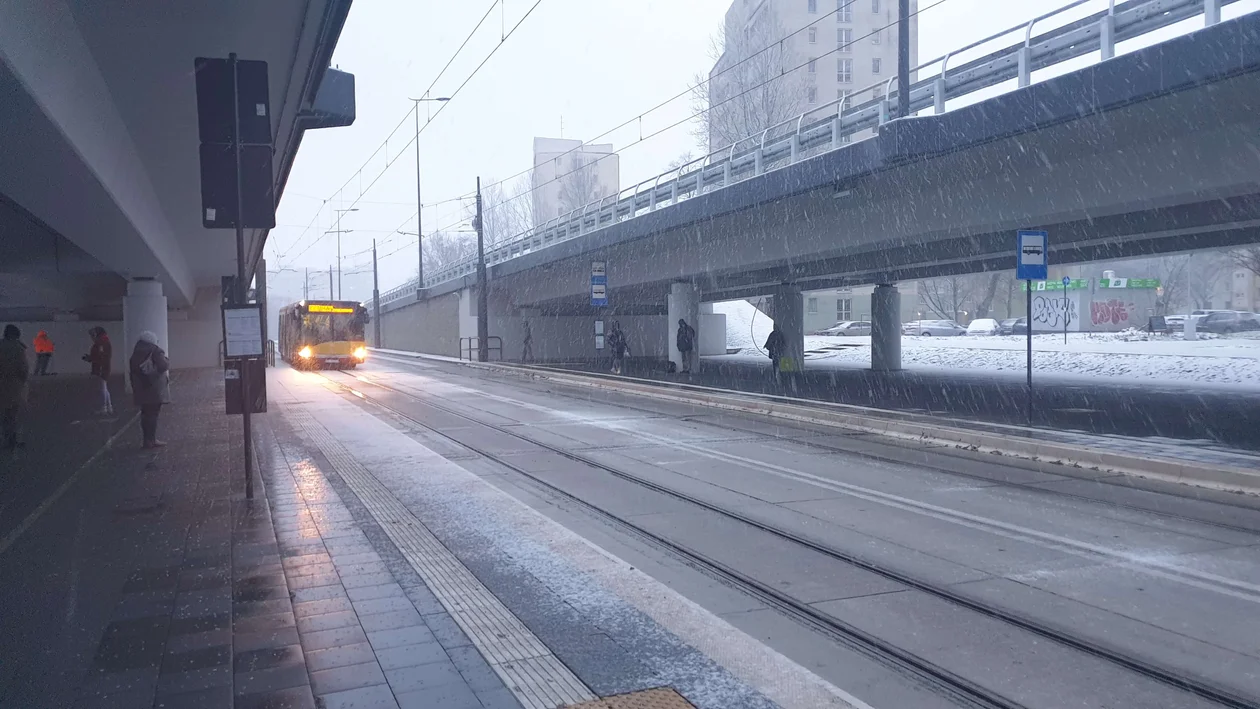 Pasażerowie mogą czuć się pominięci. Przystanek jest kompletnie niedoposażony