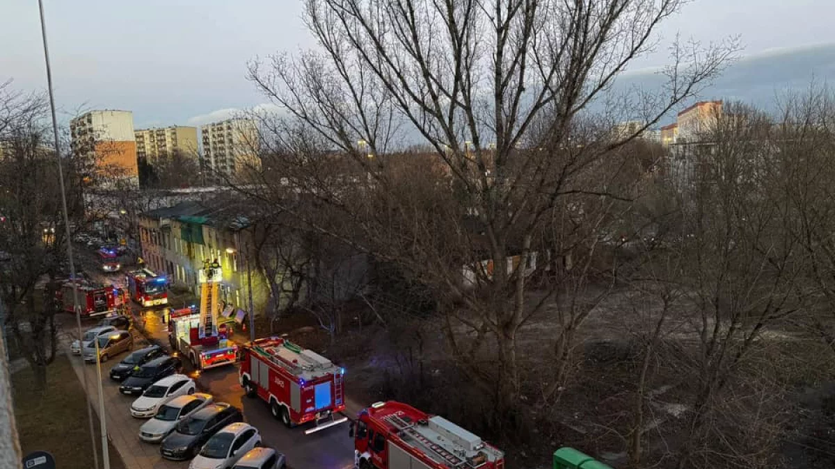 Utrudnienia na Bałutach. Pali się kamienica - Zdjęcie główne