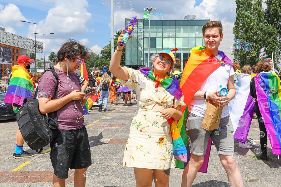 Marsz Równości i Marsz Normalności w Łodzi. Obie manifestacje przeszły ulicami miasta w sobotę, 26 czerwca 2021 (fot. Michał Pietrzak - redakcja TuŁódź) | wiadomości łódzkie | Łódź | TuŁódź