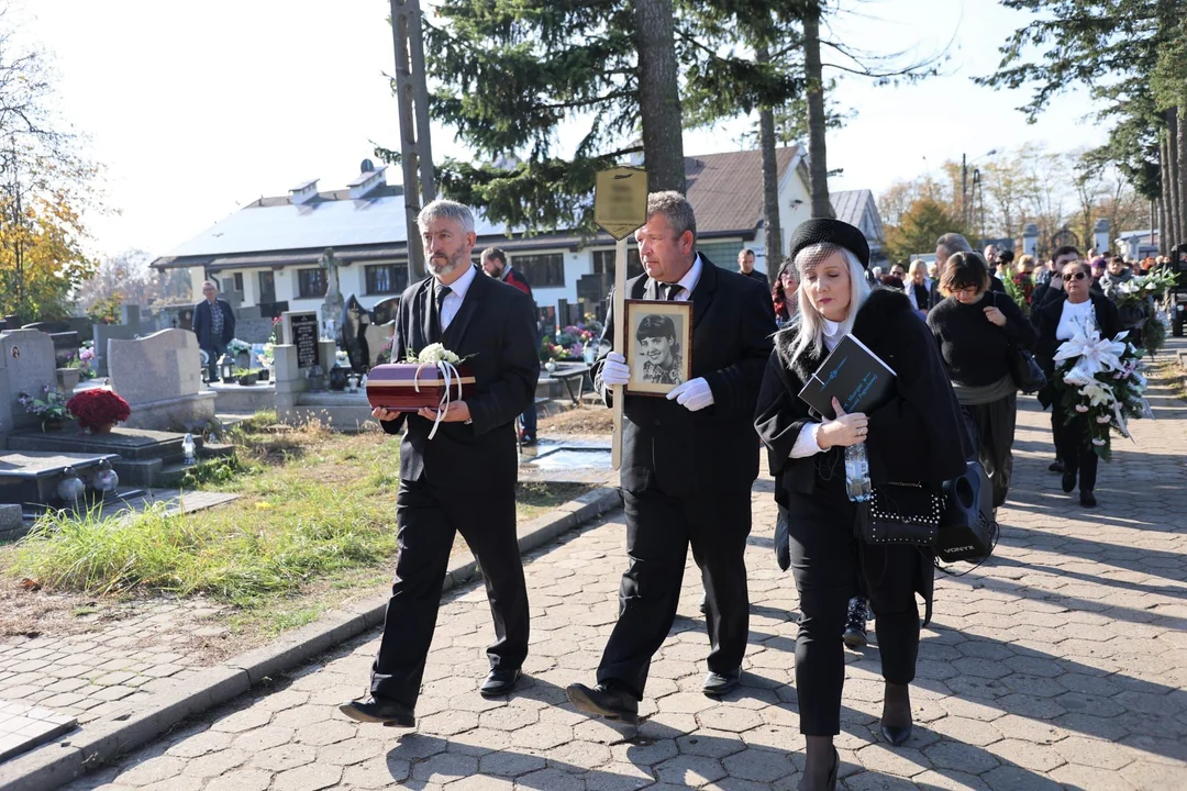 Monika Sawicka jest mistrzynią świeckich ceremonii pogrzebowych