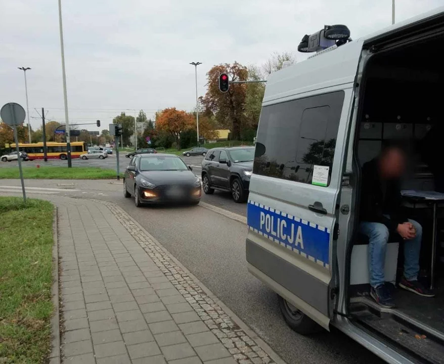 Znienacka zmieniał pasy, zajeżdżał innym drogę, gwałtownie hamował. Dla kierowcy z al. Włókniarzy brakło skali w alkomacie! - Zdjęcie główne