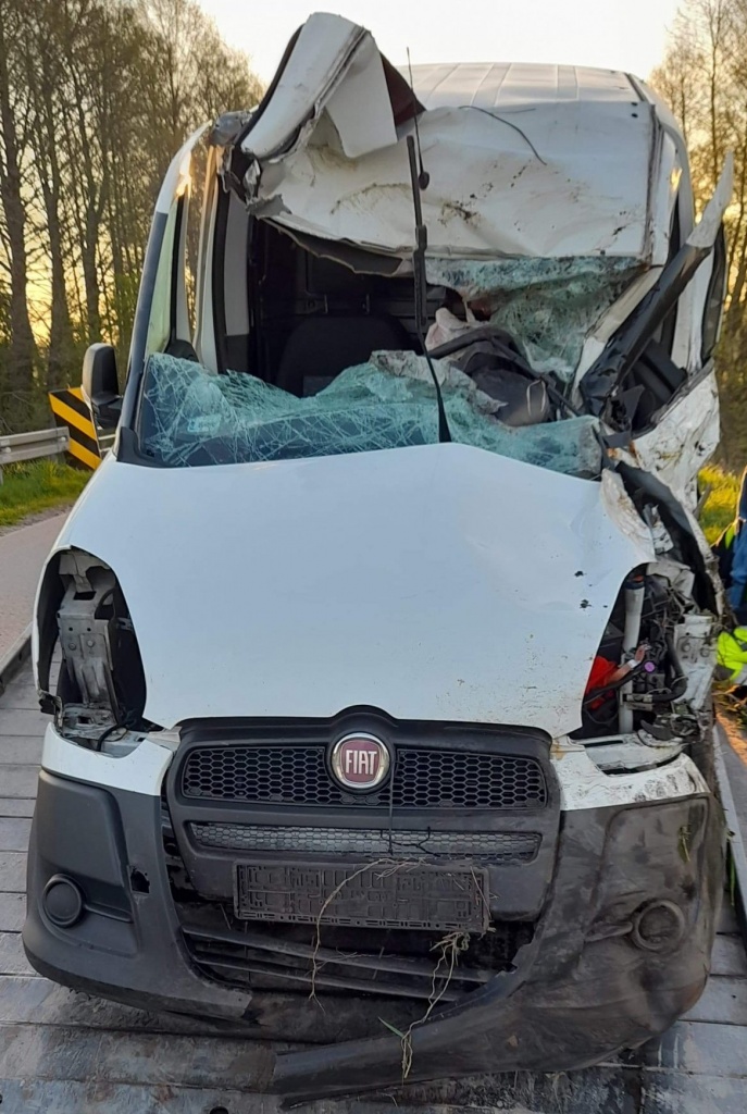 Wypadek Łódź. Śmiertelny wypadek w województwie łódzkim. Auto ofiary zostało kompletnie zniszczone (fot. Policja Łódzka)