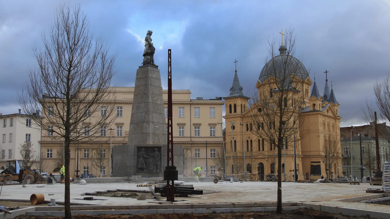 Wielkimi krokami zbliża się koniec prac na placu Wolności. „Nie mam wątpliwości, że wykonawca zakończy zadanie jeszcze w tym roku” [ZDJĘCIA] - Zdjęcie główne